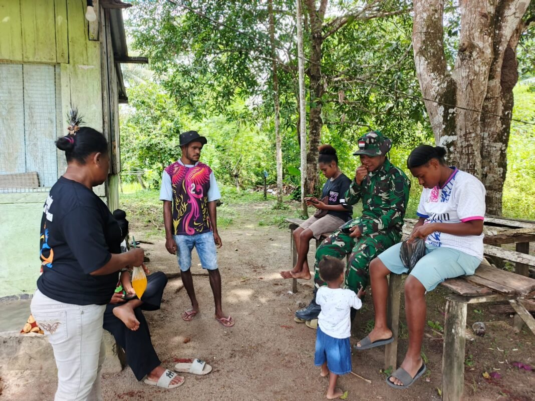 Interaksi Humanis Satgas TMMD dengan Mama-Mama Kampung