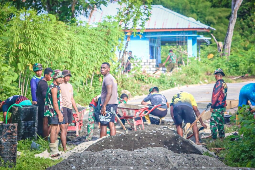 Semangat Gotong Royong dalam Proyek Pengecoran Jalan oleh Satgas TMMD ke-128