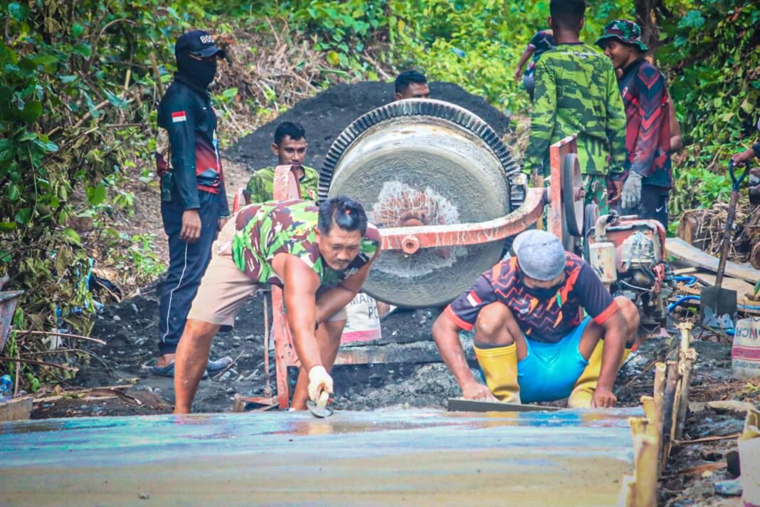 Semangat Bersama Satgas TMMD dalam Pengerjaan Jalan Vital