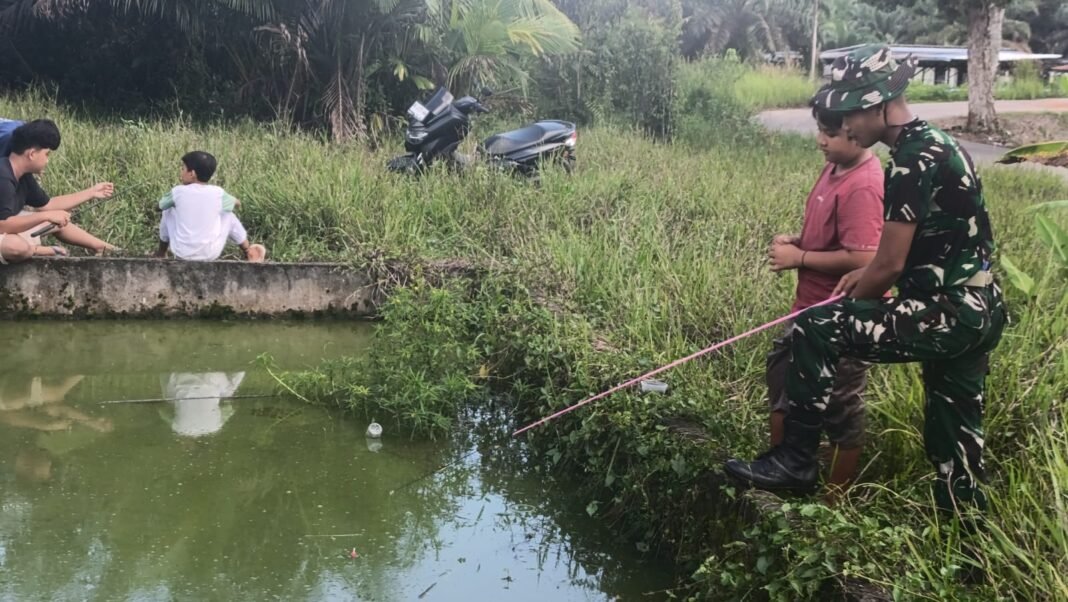 Satgas TMMD Ke-128 Gelar Aktivitas Memancing untuk Dekatkan Diri dengan Masyarakat