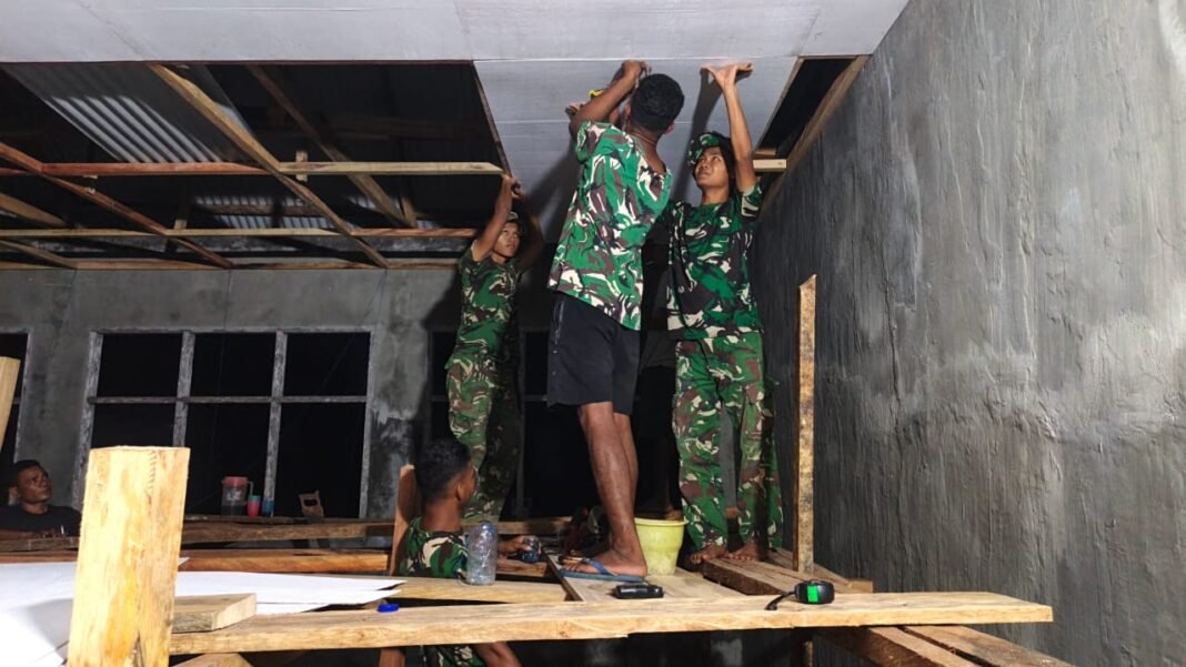 Penyelesaian Pemasangan Plafon SD Moain oleh Satgas TMMD