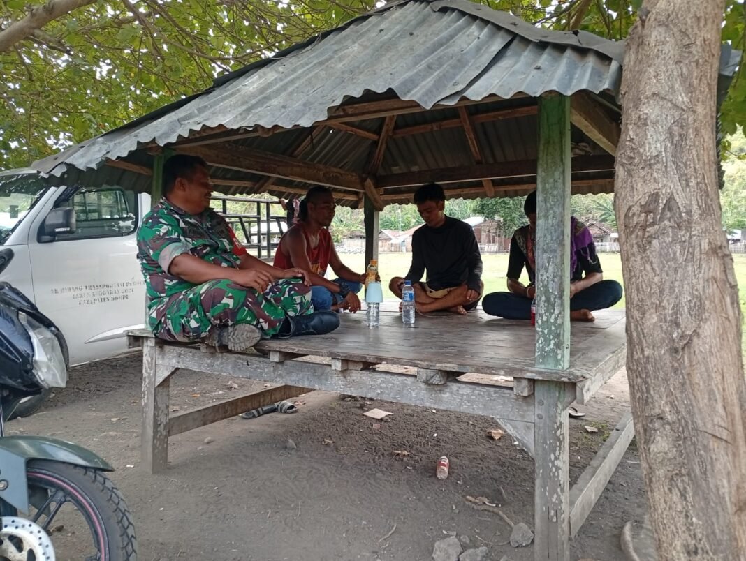 Sertu Mashudi Lakukan Pengawasan Pembangunan Pelabuhan di Dusun Ombo