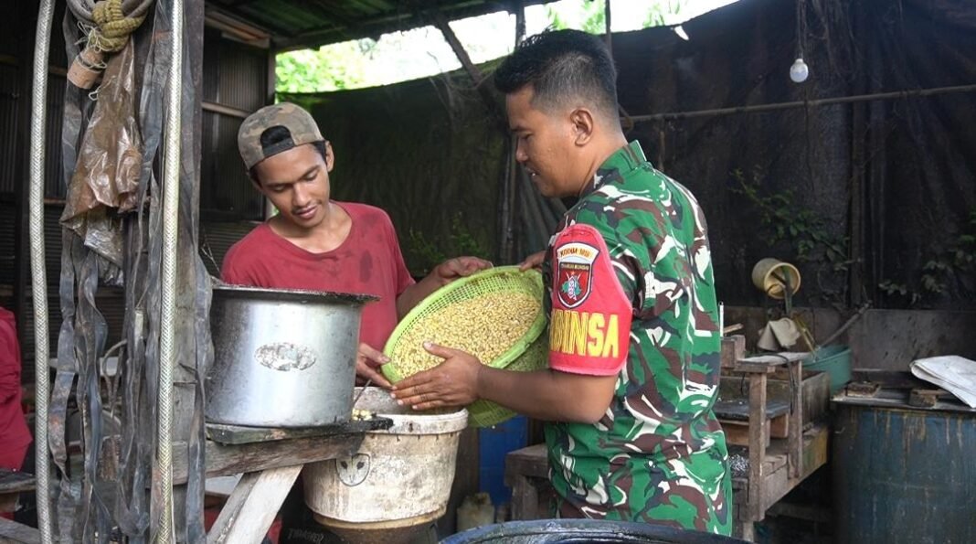 Kampung Pancasila sebagai Simbol Persatuan: Babinsa Aktif Berinteraksi dengan Masyarakat