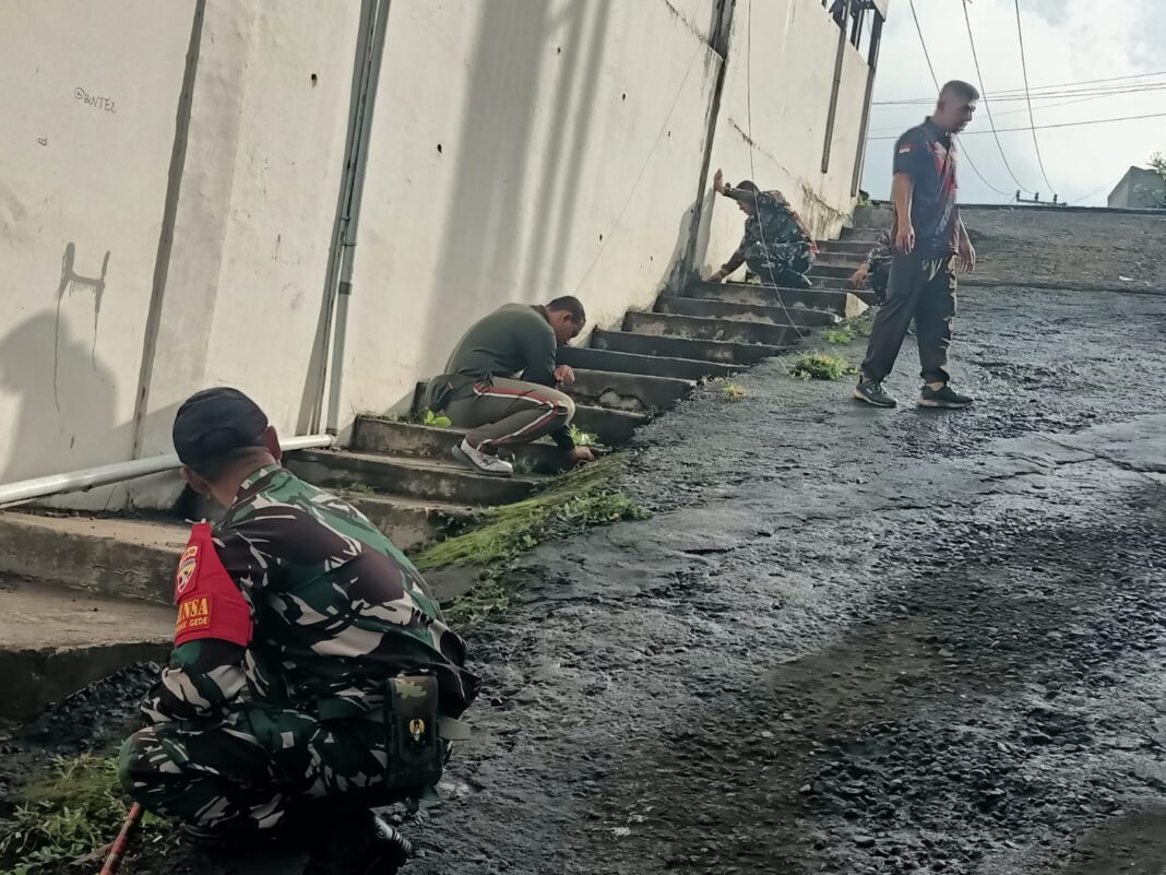Semangat Juang TNI Terpancar dalam Aksi Bersih Yayasan Al-Inayah