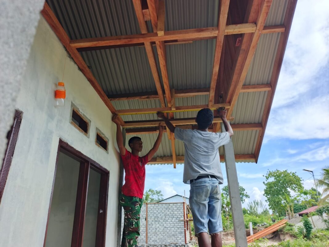 Progres Pemasangan Plafon RTLH TMMD Ke-128 Kodim 1801/Manokwari Meningkat