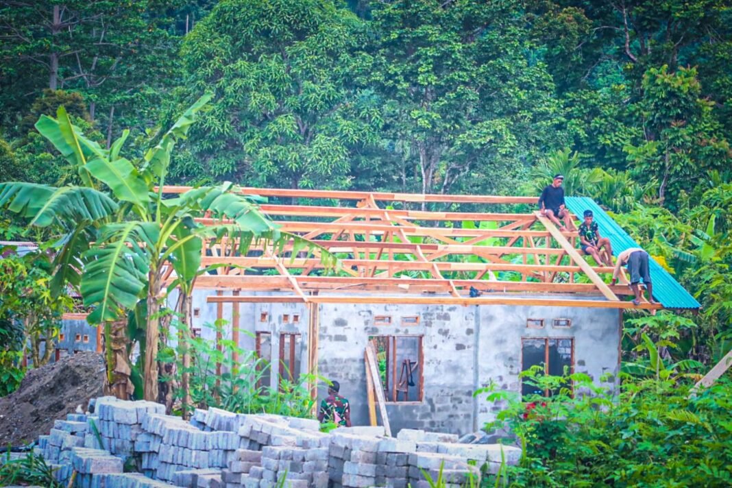 TMMD Ke-128: Rumah Warga dalam Proses Pemasangan Atap