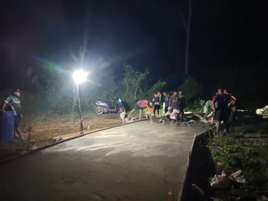 Gotong Royong Pengecoran Jalan TMMD di Malam Hari