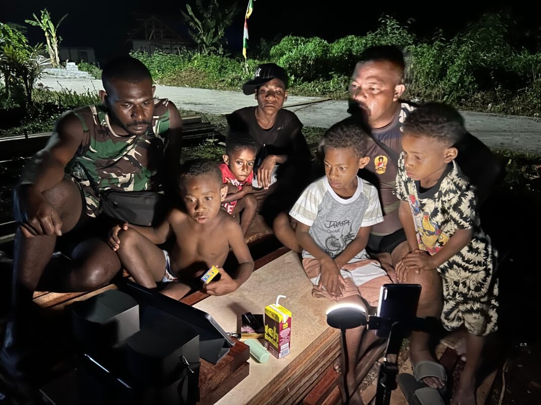 Malam Minggu Bahagia Anak-anak di Kampung Rubuh Bersama TNI