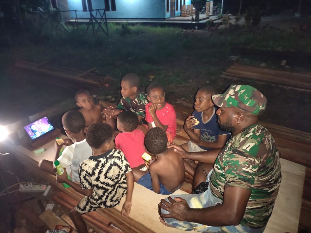 Malam Minggu Bersama TNI: Kegiatan Nonton Bareng di Kampung Tanah Rubuh