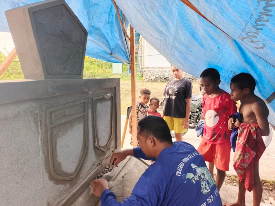 Pembangunan Tugu Prasasti di Kampung Tanah Rubuh oleh Satgas TMMD