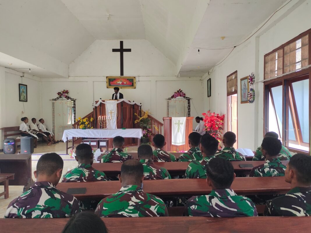 Ibadah Bersama di Gereja GPKAI, Personel TMMD Ke-128 Kodim 1801/Manokwari Kenalkan Diri ke Masyarakat