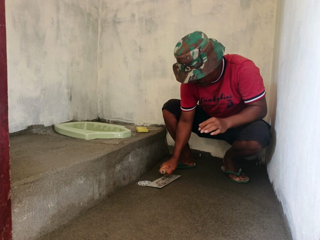 Pembangunan WC oleh Satgas TMMD untuk Masyarakat di Manokwari Utara