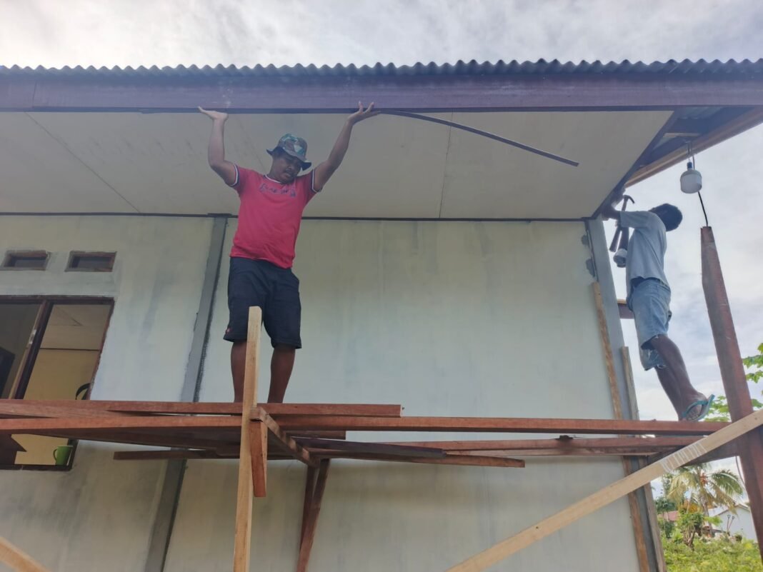 Satgas TMMD dan Warga Kompak Rampungkan Finishing RTLH di Kampung Tanah Rubuh