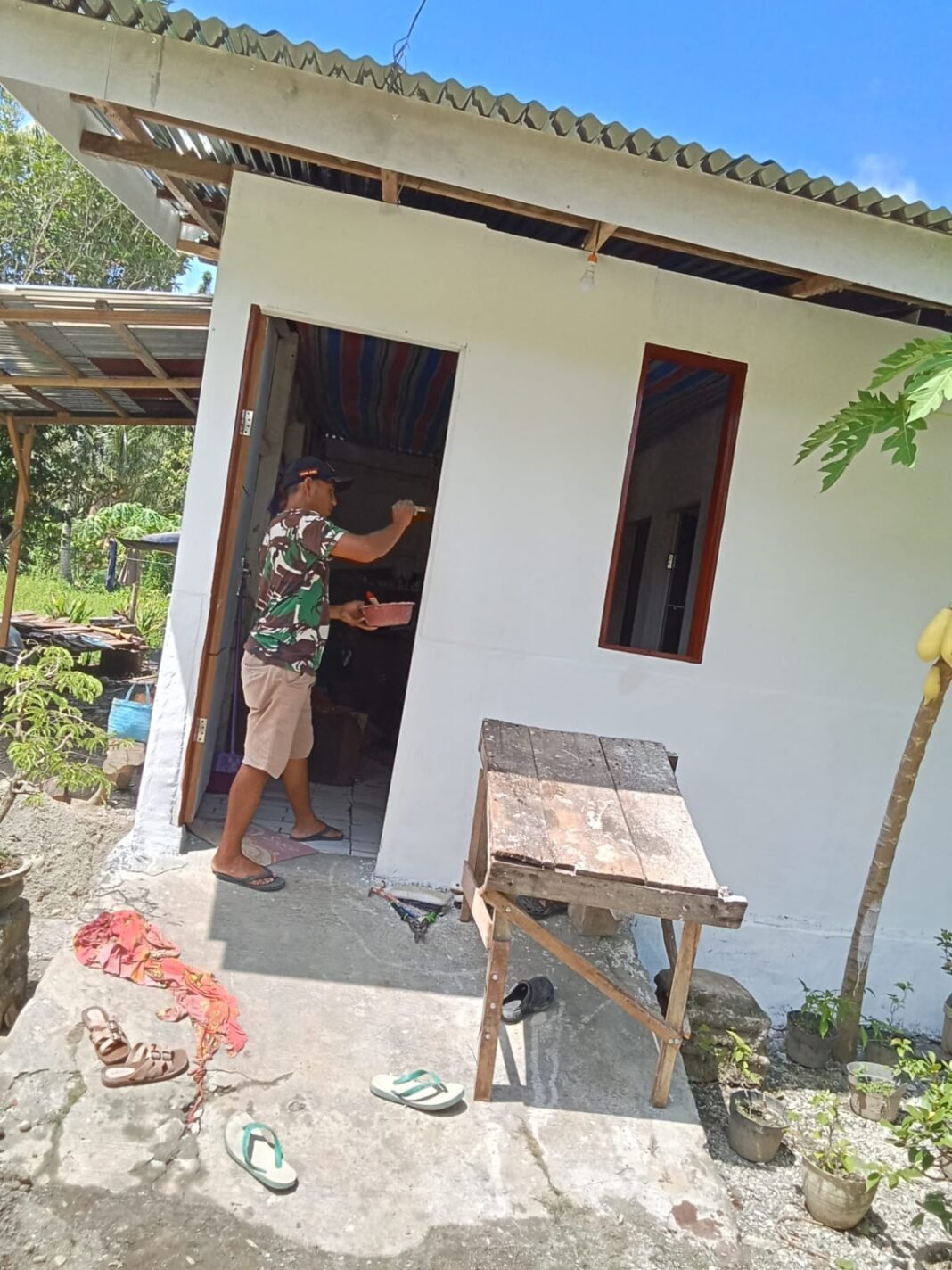 Pennyeduhan Dinding Rumah oleh Satgas TMMD di Desa Sausu