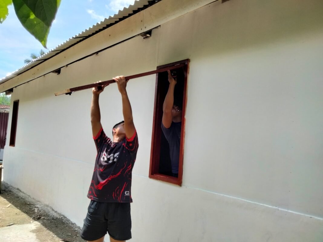 Satgas TMMD Pasang Daun Jendela Rumah Ibu Supriati