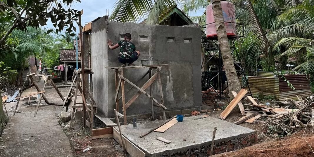 Pembangunan MCK 4 Menuju Penyelesaian, Satgas TMMD Gotong Royong
