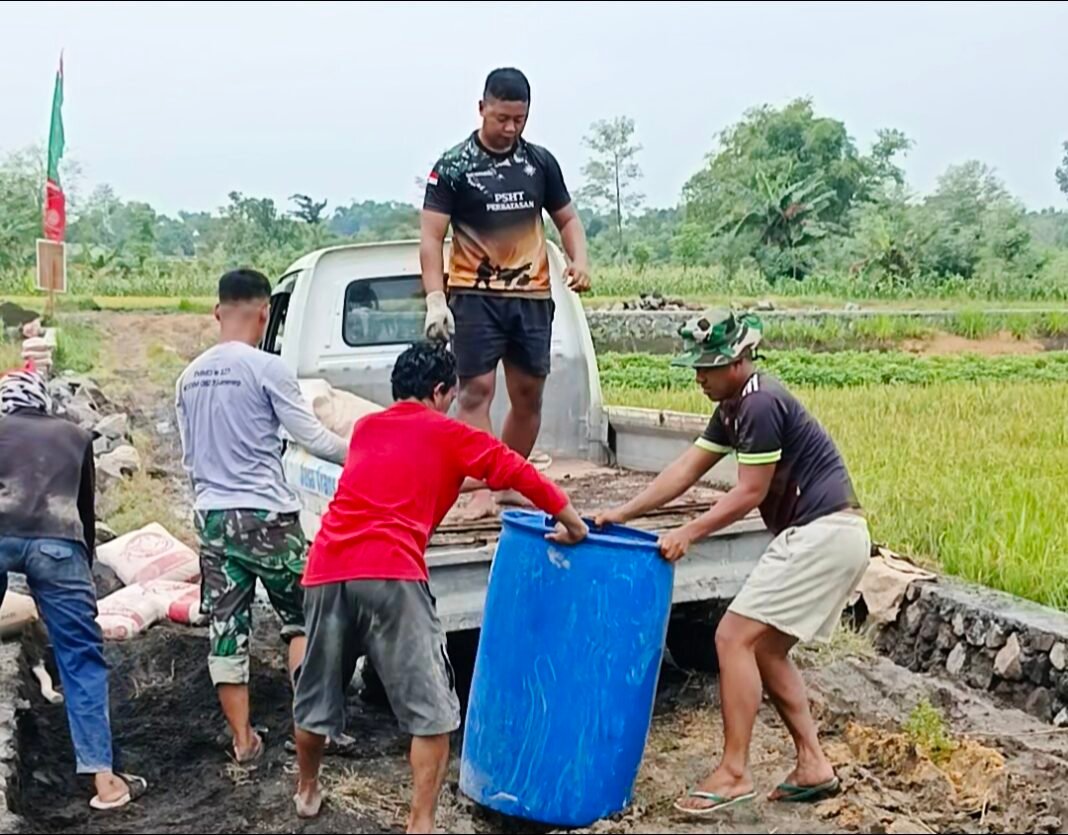 Sinergi TNI dan Warga Gresik di TMMD: Pembangunan TPT Capai 80%