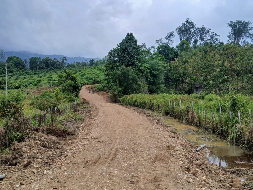 Jalan Usaha Tani di Desa Amolame Selesai Dibangun Berkat TMMD Ke-128