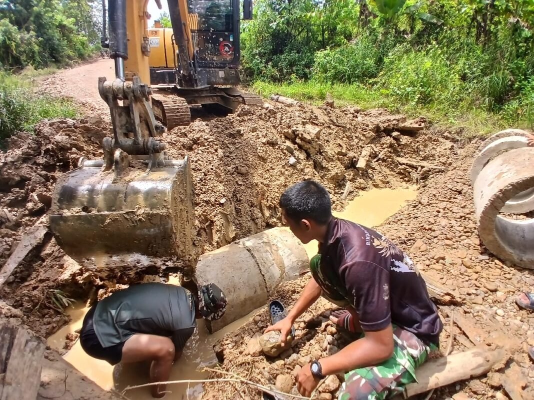 Sinergi TNI dan Warga dalam Pembangunan Gorong-Gorong di Desa Amolame