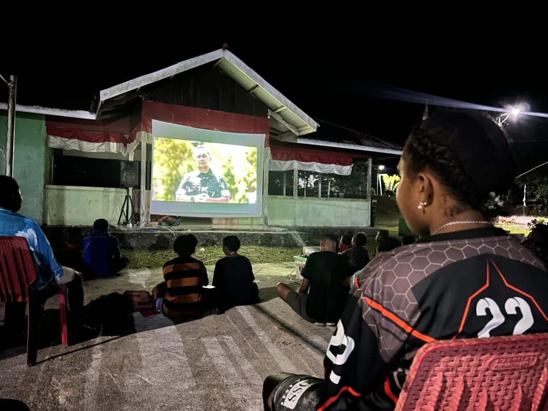Acara Nonton Bareng Cerita Militer oleh Satgas TMMD Ke-128