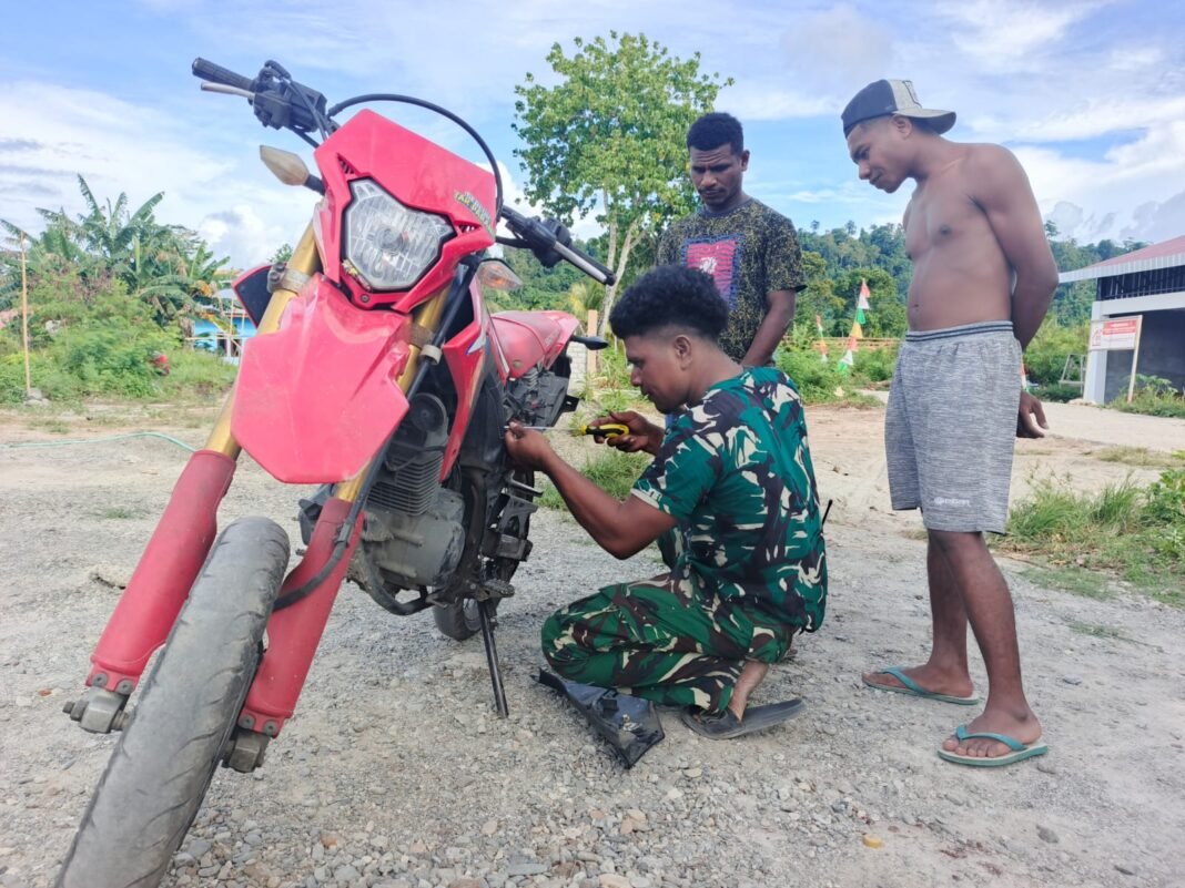 Dukungan Satgas TMMD Kodim 1801 Terhadap Warga Melalui Perbaikan Motor
