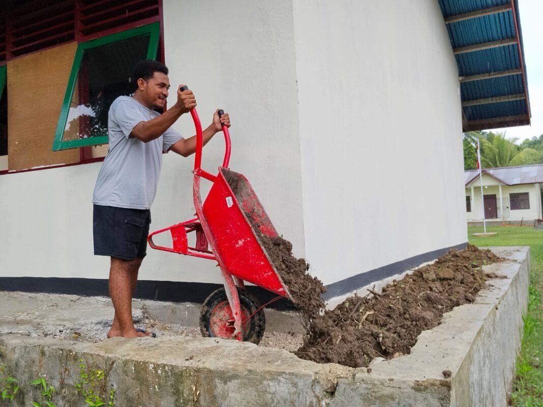 Satgas TMMD Lakukan Penimbunan Dasar Lantai Perpustakaan SD Inpres 62 Asai