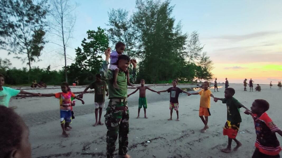 Canda Tawa Anak-Anak Dalam Kegiatan Satgas TMMD di Keakwa