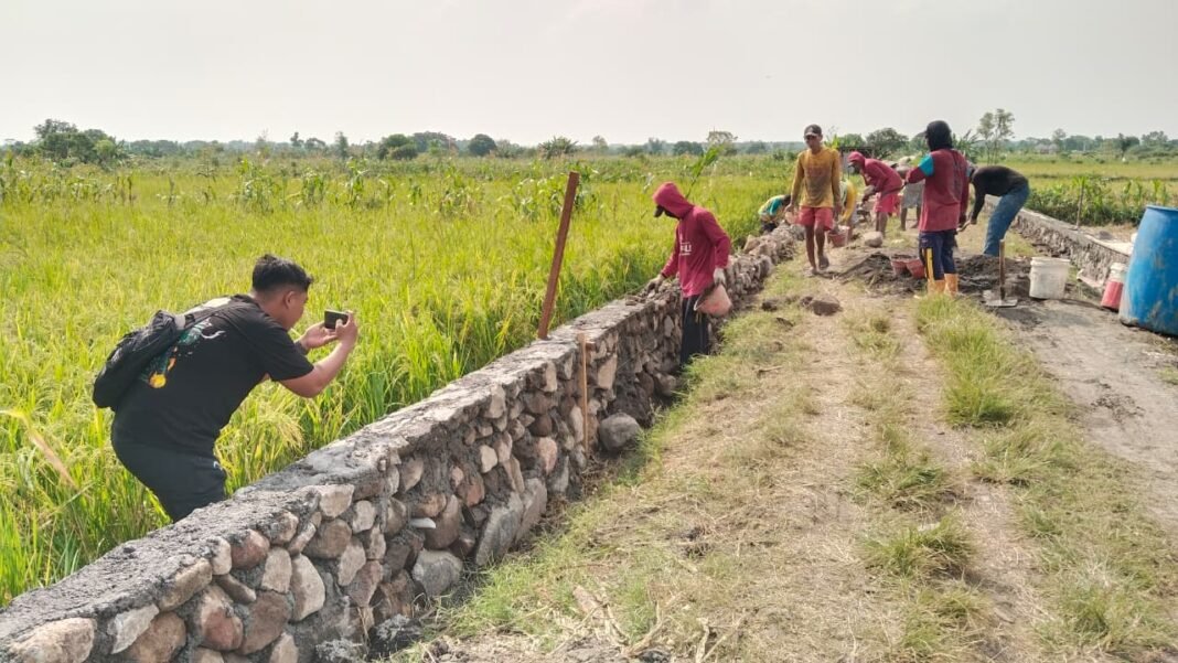 Kisah Gotong Royong di Desa Slempit Melalui Lensa Media