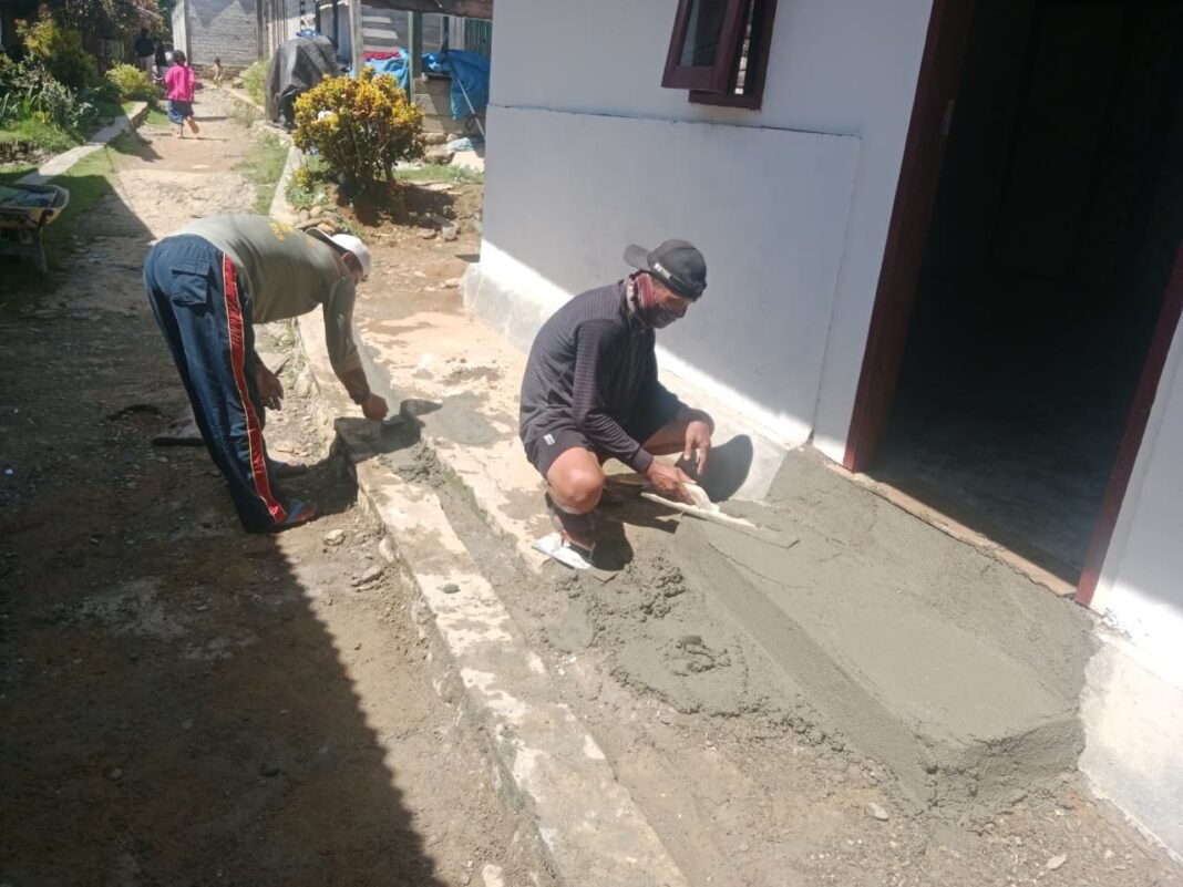 Tangga Depan Rumah Sitiy Marsaroh Dikerjakan Secara Gotong Royong