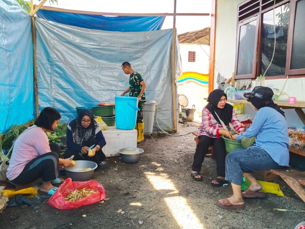 Aksi Nyata Persit dan Satgas di Dapur Umum TMMD Ke-128