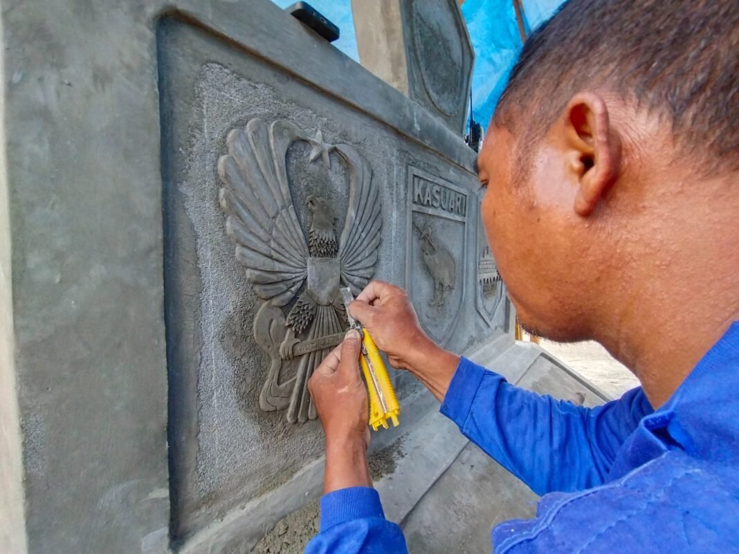 Satgas TMMD Ke-128 di Manokwari Utara Galang Kerjasama Dalam Pembangunan Tugu Prasasti