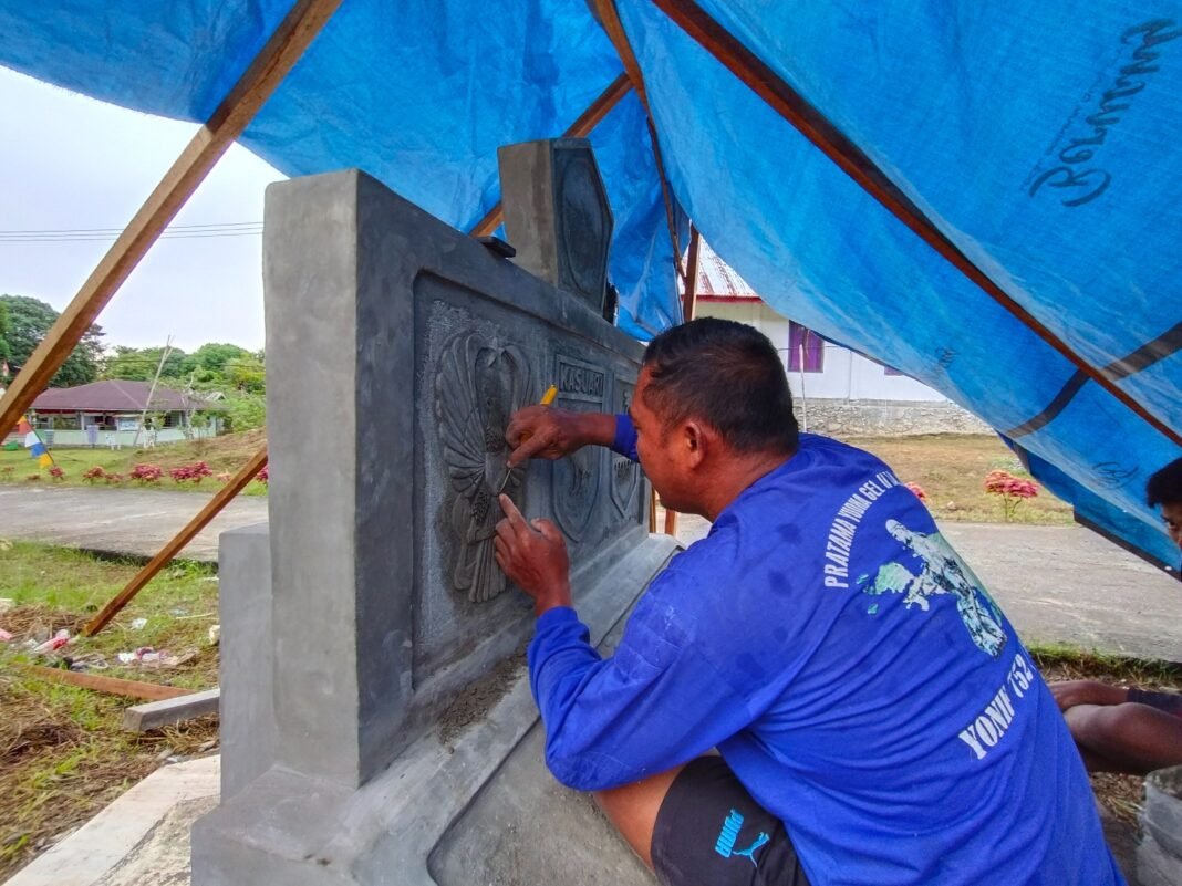 Pembangunan Tugu Prasasti TMMD oleh Satgas dan Masyarakat