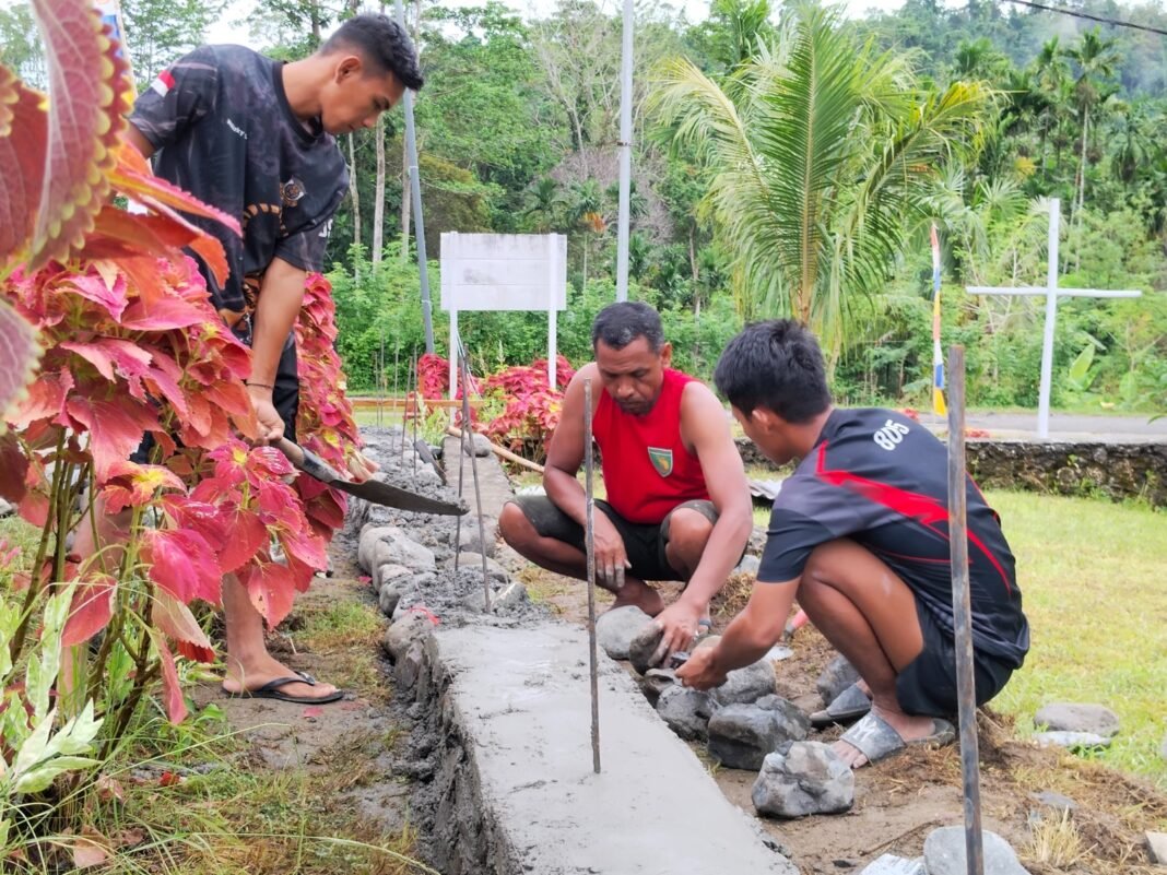 Semangat Kebersamaan dalam Pembangunan Pondasi Pagar Gereja oleh Satgas TMMD dan Masyarakat