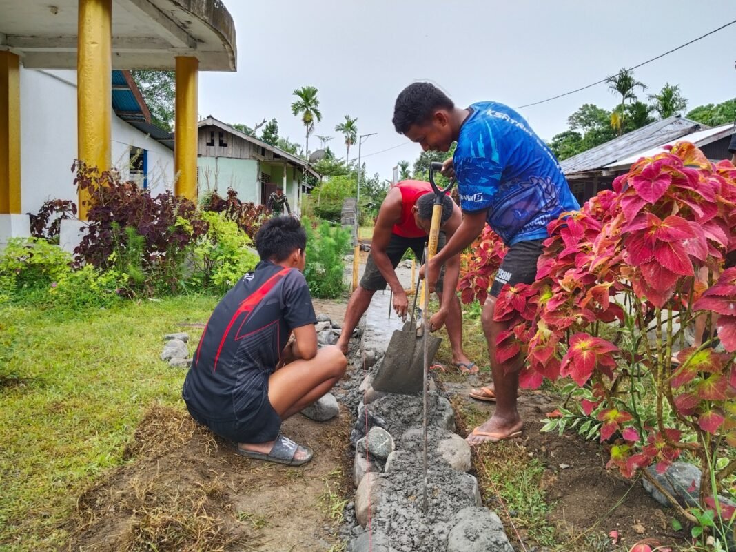 Usaha Bersama Satgas TMMD dan Warga dalam Pembangunan Pagar Gereja