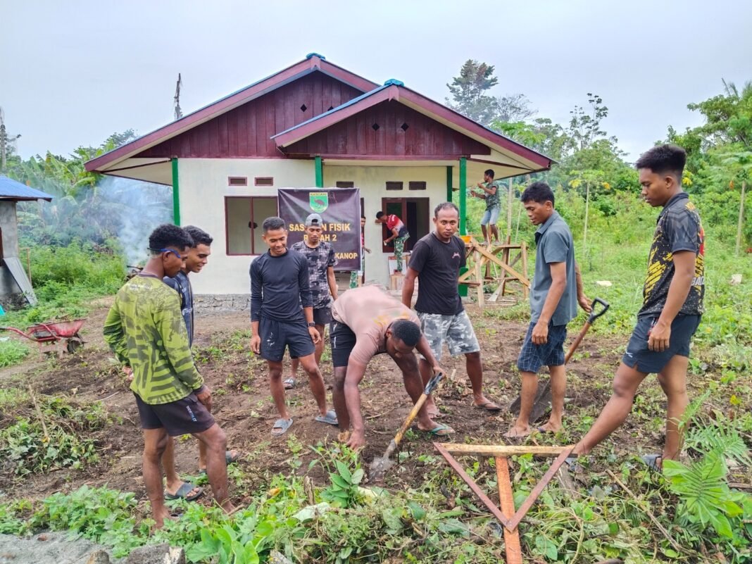 Gotong Royong Bersama Warga, Satgas TMMD Bersihkan Pekarangan Rumah Sasaran RTLH