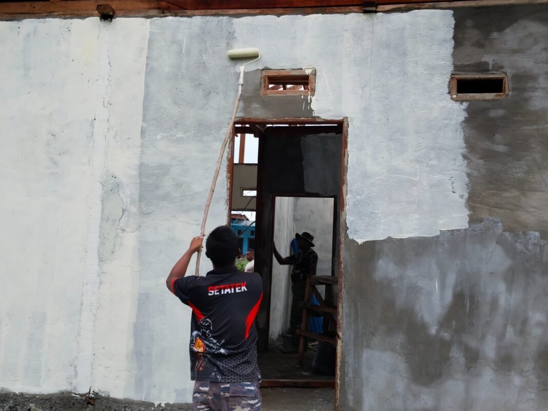Pengecatan RTLH oleh Satgas TMMD, Warga Sambut Gembira