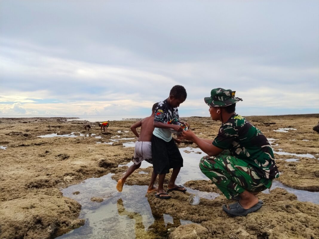 TNI dan Anak-Anak Menangkap Ikan Bersama di Hari TMMD