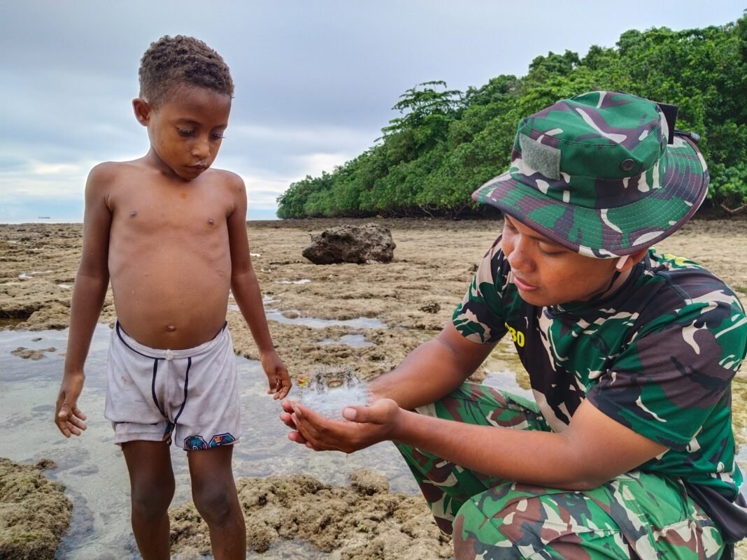 Peningkatan Hubungan antara Satgas TMMD dan Anak-Anak di Tanah Rubuh