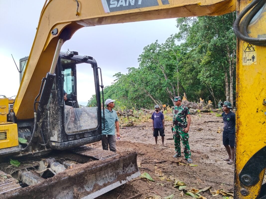 Kerjasama Satgas TMMD dan Warga dalam Pembukaan Lahan Kakao di Manokwari