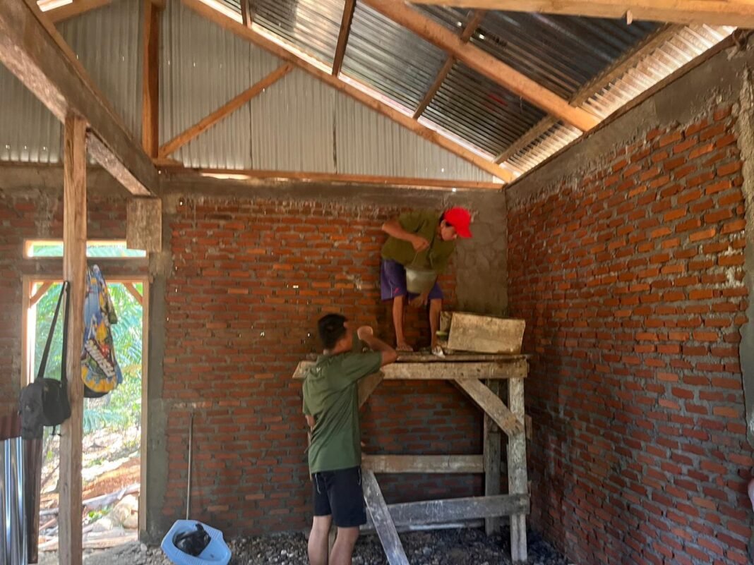 Satgas TMMD Ke-128 Kodim 0425/Seluma Plester Dinding Rumah Bapak Rinto, Wujudkan Rumah Layak Huni di Lubuk Lagan