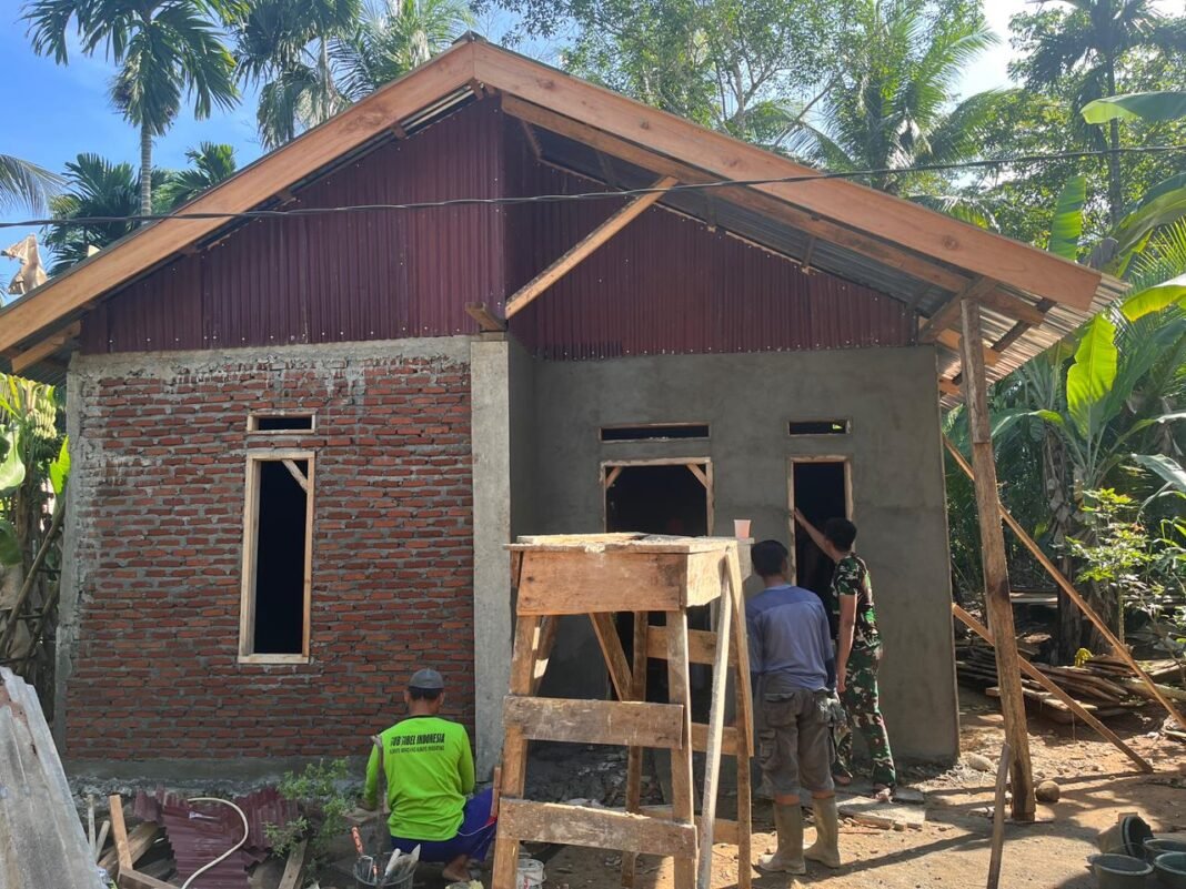 Kolaborasi TNI dan Warga Plester Dinding Rumah Bapak Rinto di TMMD Ke-128