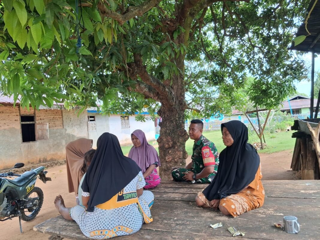 Melalui Komsos, Babinsa Koramil 1512-03/Geb Ajak Ibu-Ibu Perhatikan Gizi Anak Sejak Dini Demi Cegah Stunting