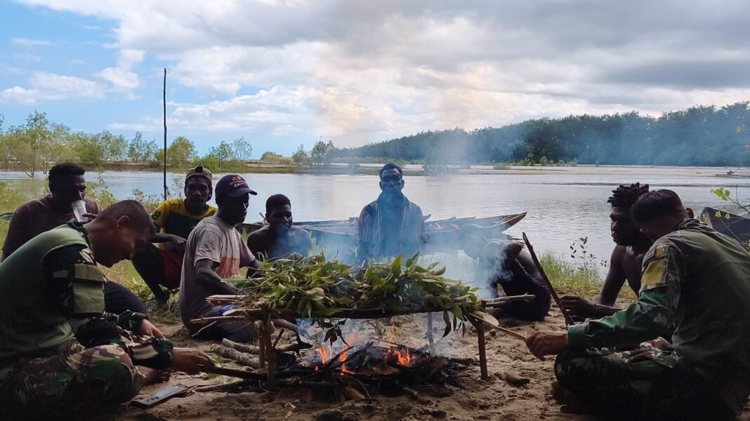 Momen Hangat TMMD Ke-128, Satgas dan Warga Kampung Keakwa Nikmati Makan Bersama