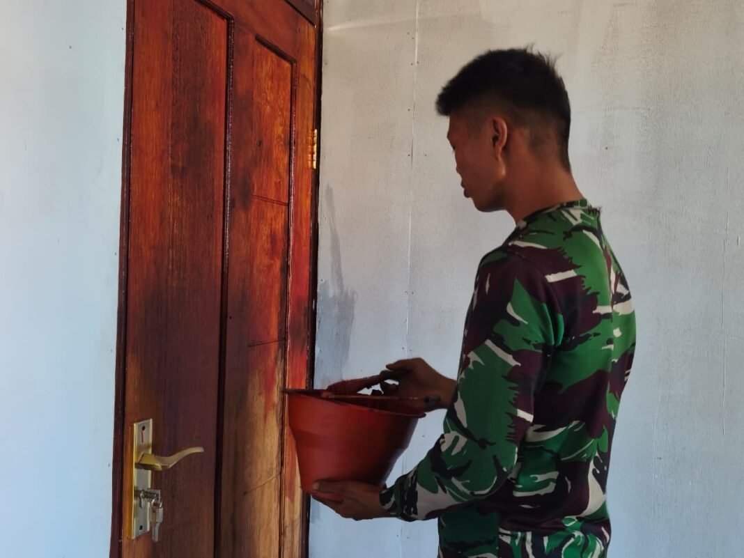 Kegiatan Finishing Rumah Natalia Natipia oleh Satgas TMMD di Kabupaten Mimika
