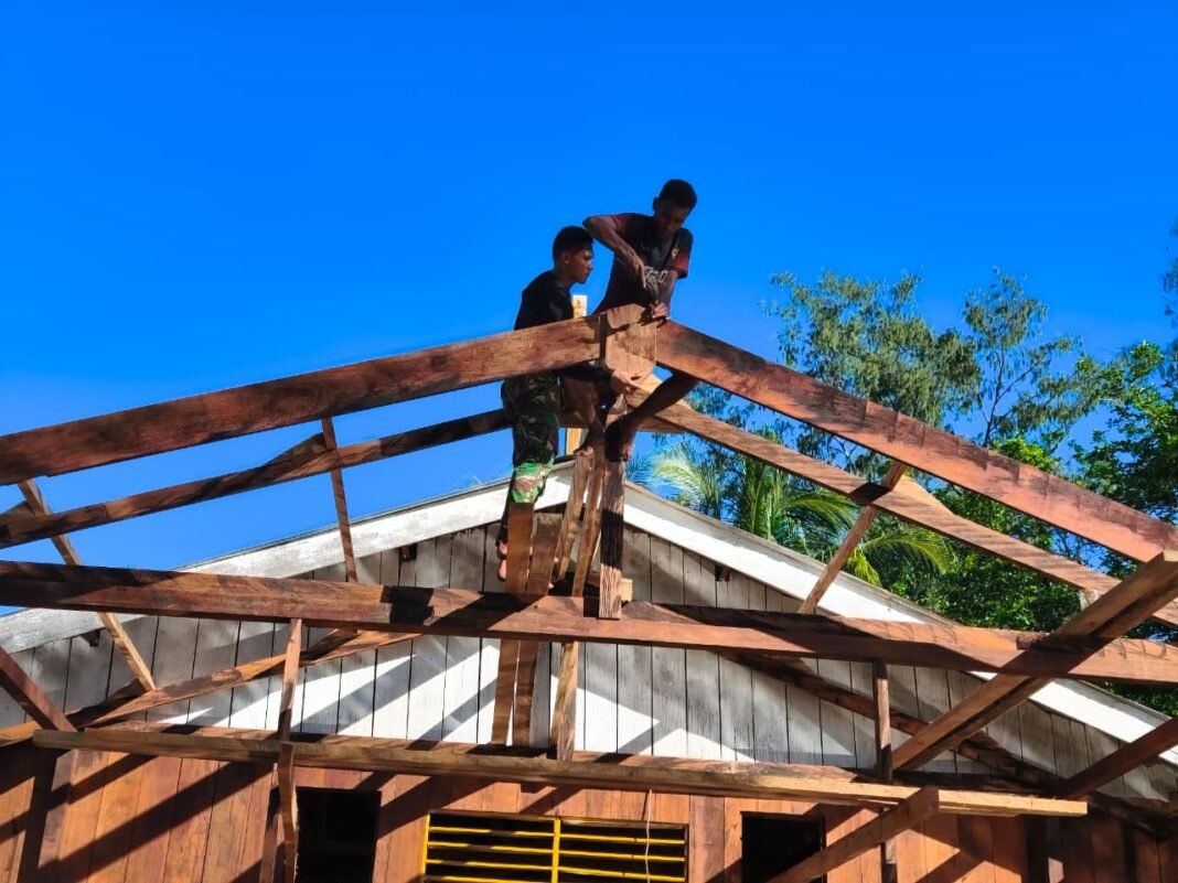 Satgas TMMD Ke-128 Kodim 1710/Mimika Rampungkan Rangka Atap Teras Gereja di Kampung Keakwa
