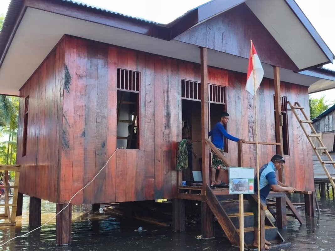 Pembangunan Rumah Milik Niko Makare Hampir Tuntas, Satgas TMMD Lanjutkan Pemasangan Jendela dan Pintu