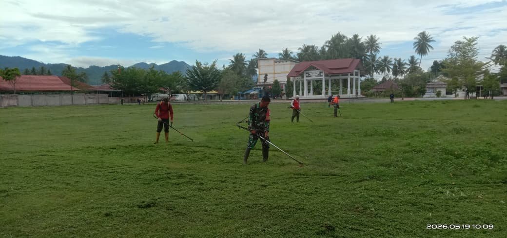 Kerja Bakti Bersama, Satgas TMMD Perbaiki Lingkungan Lapangan Desa