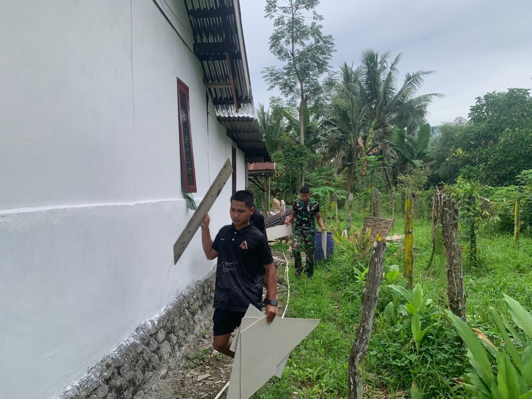 Satgas TMMD dan Warga Bersatu Bersihkan RTLH
