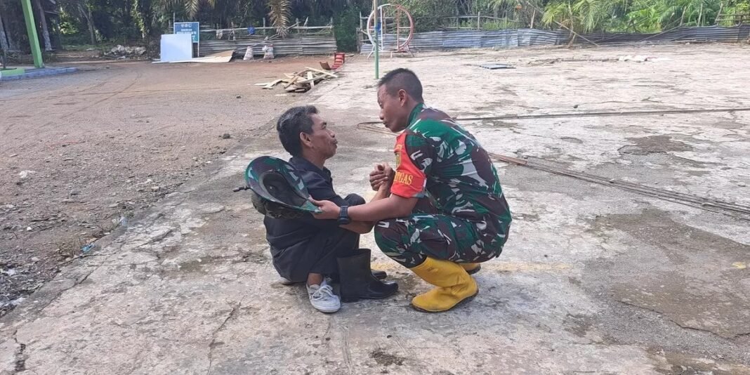 Harmoni antara Dansatgas TMMD dan Warga Desa Lubuk Tampang