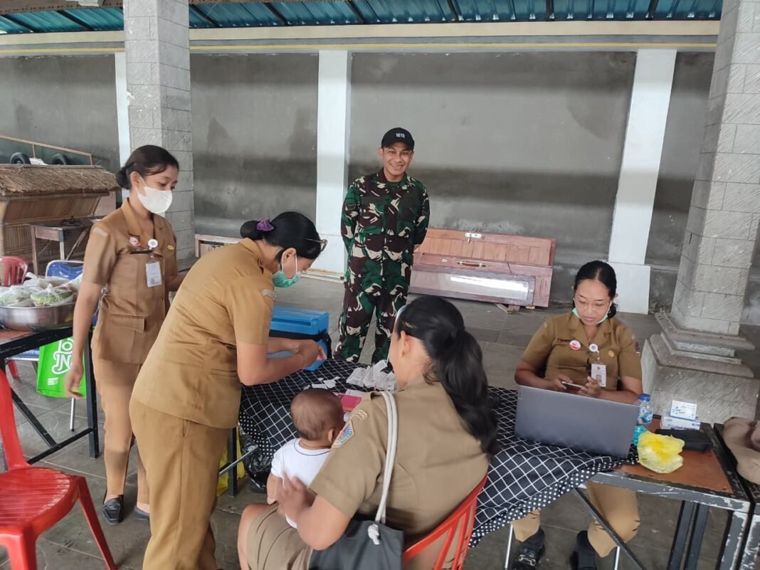 TNI Hadir Peduli Kesehatan Masyarakat, Babinsa Dawan Kaler Hadir Di Posyandu ILP Banjar Sengguan